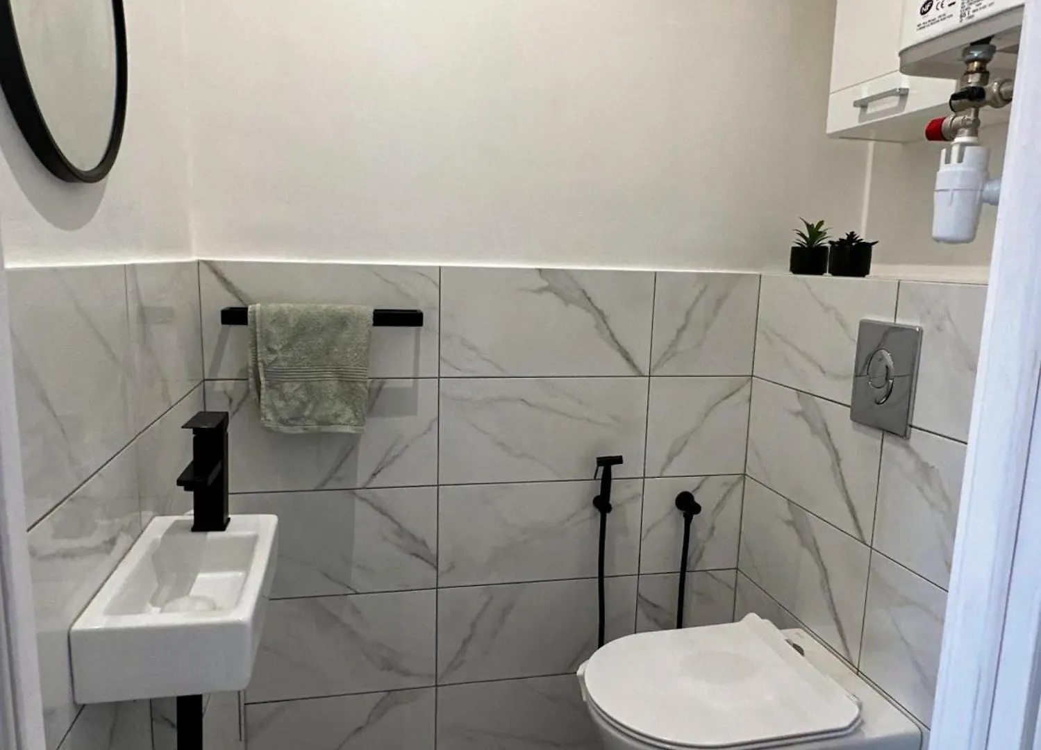 Chic Renovated 2 Bedroom Entire Apartment Or Only Private Rooms In Liberation In Nice With Garage On Demand, Ac, Wi-Fi And Tram Access