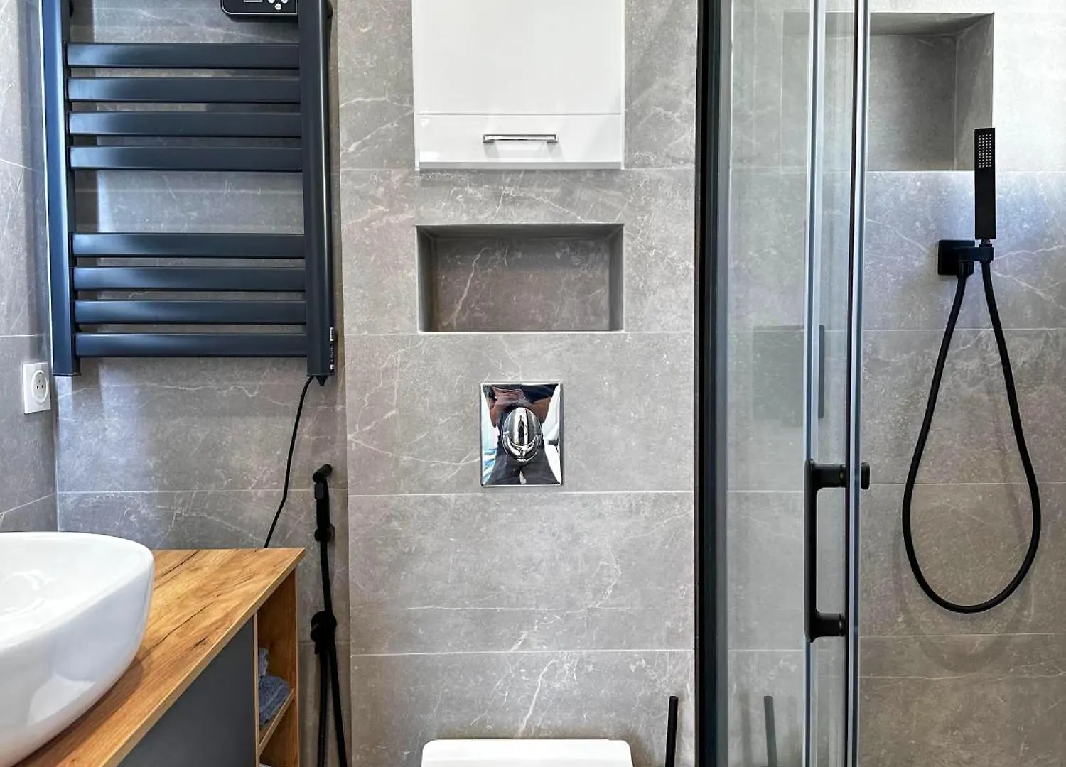 Chic Renovated 2 Bedroom Entire Apartment Or Only Private Rooms In Liberation In Nice With Garage On Demand, Ac, Wi-Fi And Tram Access