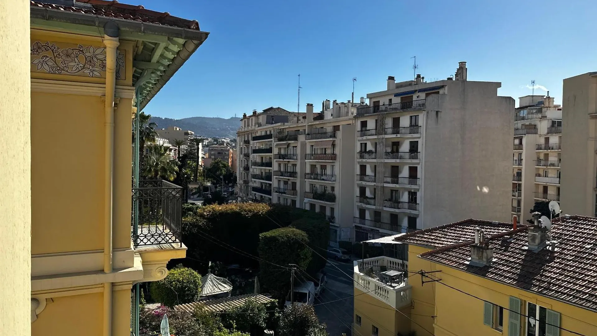 Chic Renovated 2 Bedroom Entire Apartment Or Only Private Rooms In Liberation In Nice With Garage On Demand, Ac, Wi-Fi And Tram Access