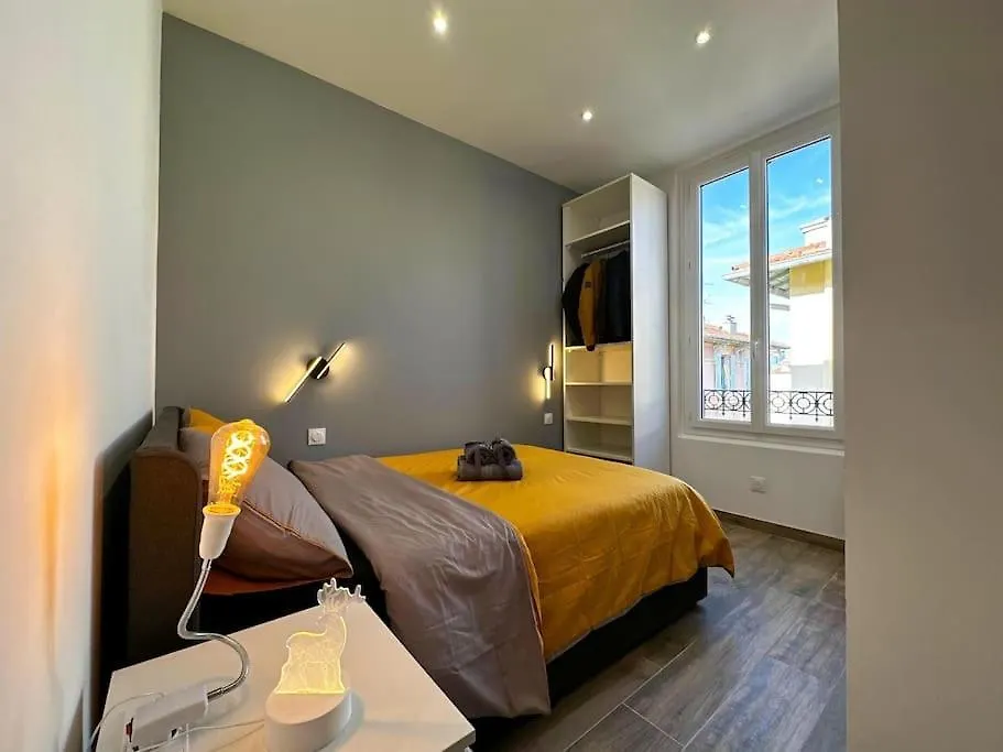 Chic Renovated 2 Bedroom Entire Apartment Or Only Private Rooms In Liberation In Nice With Garage On Demand, Ac, Wi-Fi And Tram Access