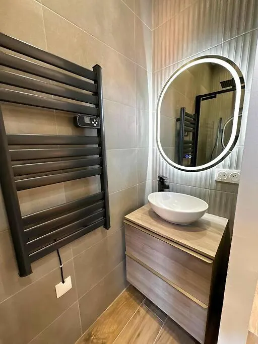 Chic Renovated 2 Bedroom Entire Apartment Or Only Private Rooms In Liberation In Nice With Garage On Demand, Ac, Wi-Fi And Tram Access Francie