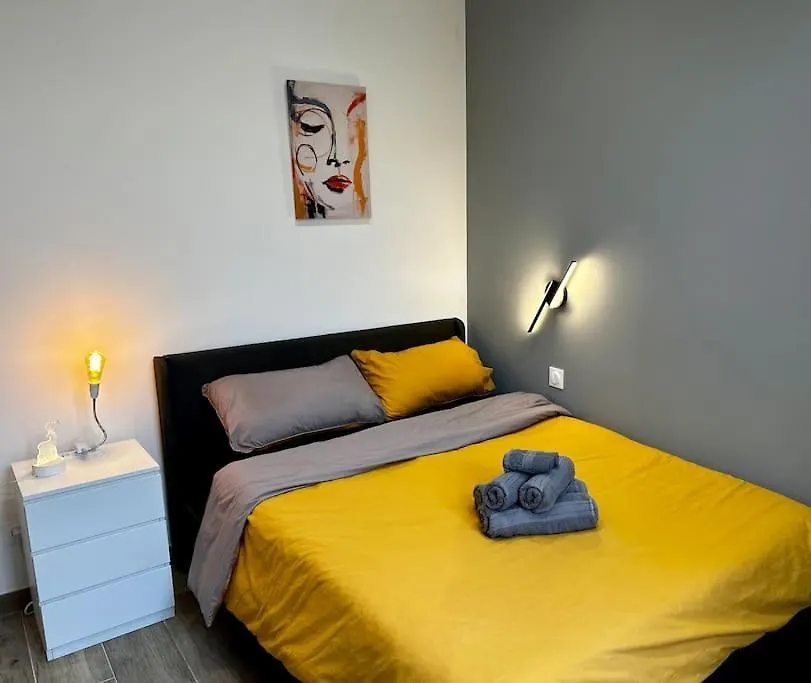 Chic Renovated 2 Bedroom Entire Apartment Or Only Private Rooms In Liberation In Nice With Garage On Demand, Ac, Wi-Fi And Tram Access