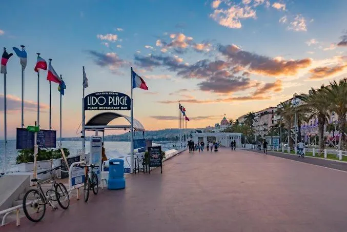 Chic Renovated 2 Bedroom Entire Apartment Or Only Private Rooms In Liberation In Nice With Garage On Demand, Ac, Wi-Fi And Tram Access Francie