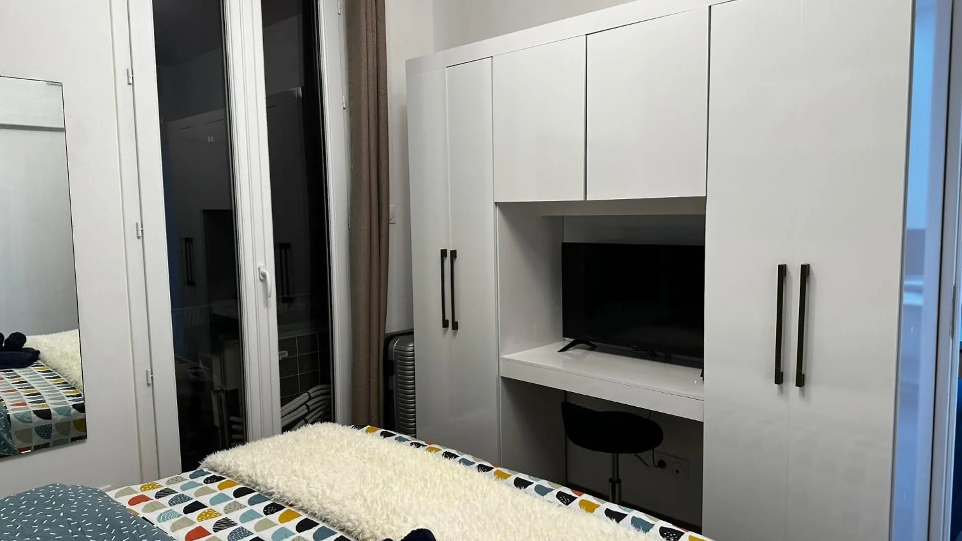 Chic Renovated 2 Bedroom Entire Apartment Or Only Private Rooms In Liberation In Nice With Garage On Demand, Ac, Wi-Fi And Tram Access