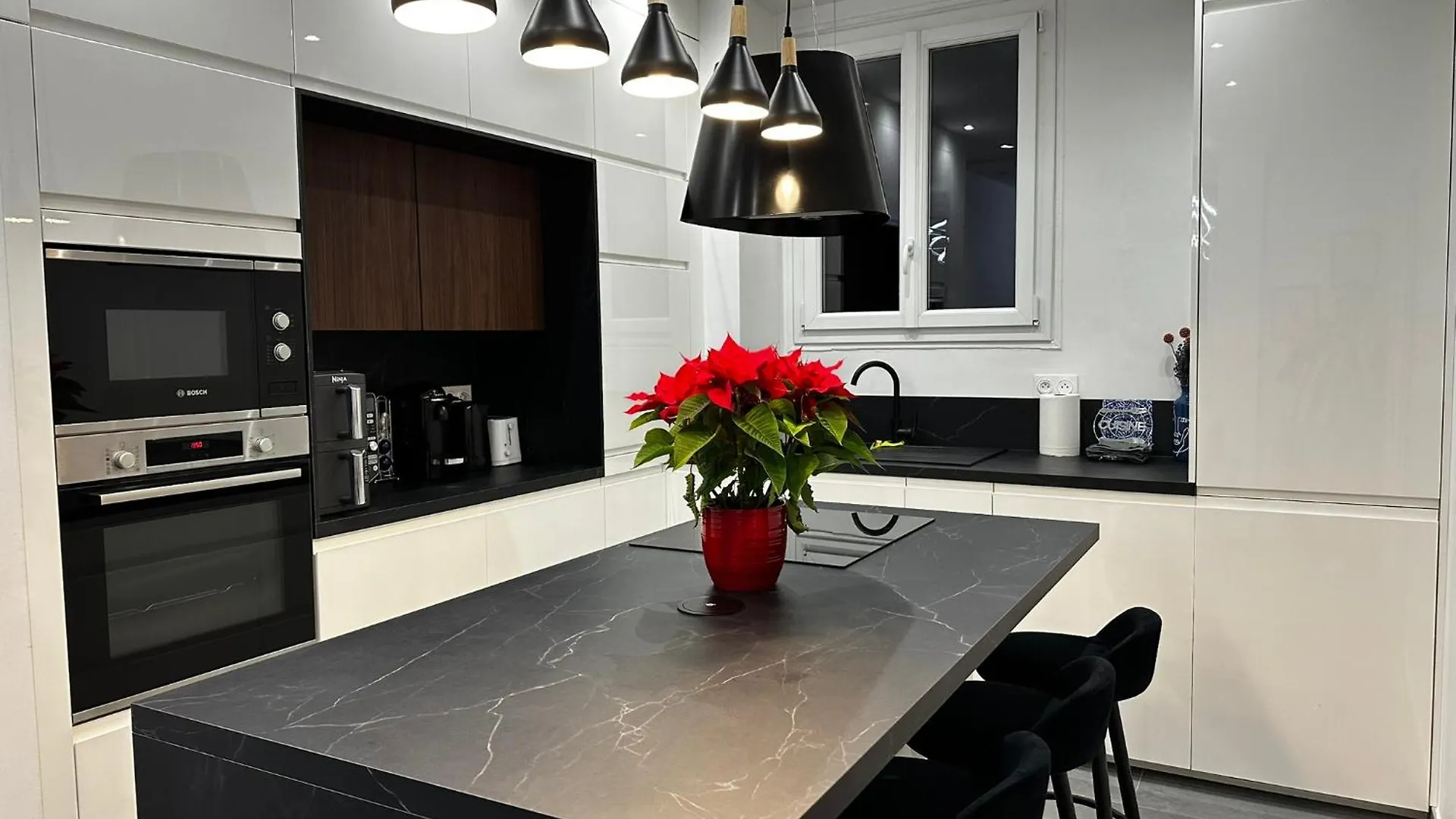 Chic Renovated 2 Bedroom Entire Apartment Or Only Private Rooms In Liberation In Nice With Garage On Demand, Ac, Wi-Fi And Tram Access